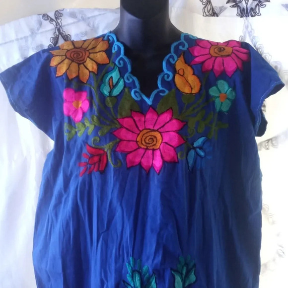 :Mexican embroidery dress size medium and large ( box DN ) - Picture 2 of 3